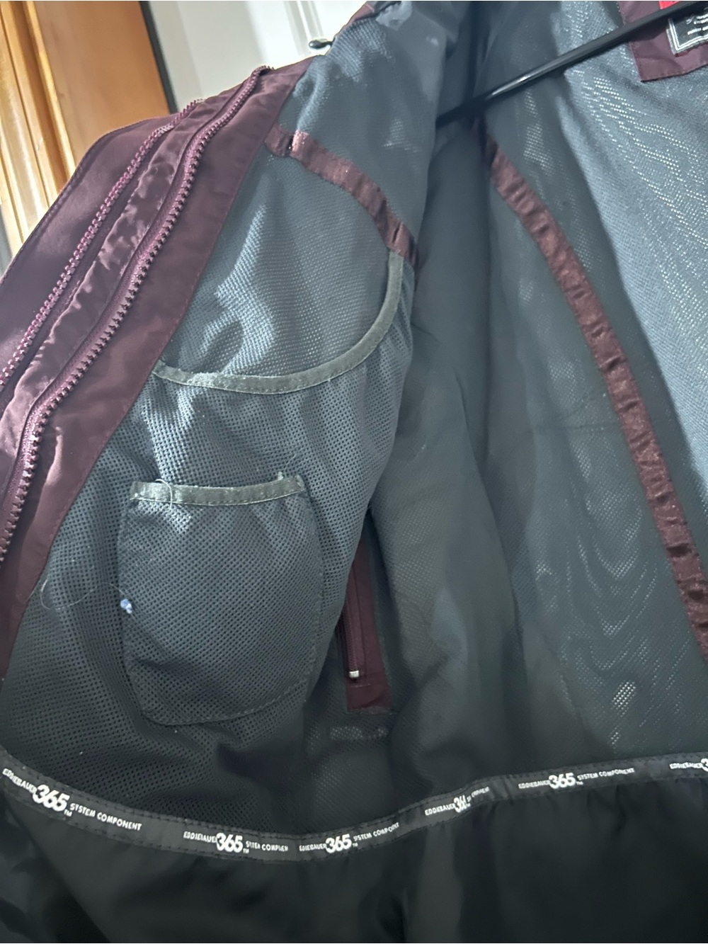 Eddie Bauer Women's Large Hooded Ski Jacket in Plum/Burgundy - Picture 5 of 6